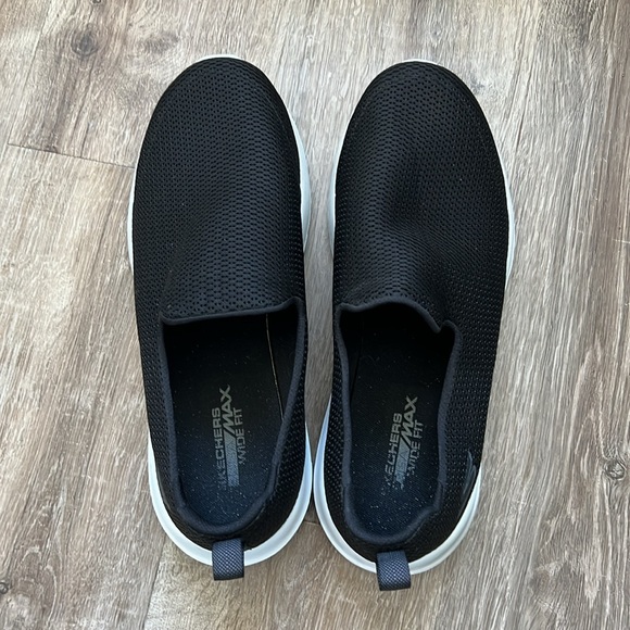 Skechers Ultra Max Wide Fit Slip Ons - Picture 3 of 6